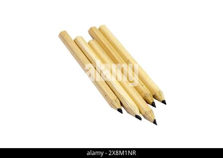 Gewöhnliche Holzstifte isoliert auf weißem Hintergrund. Stockfoto