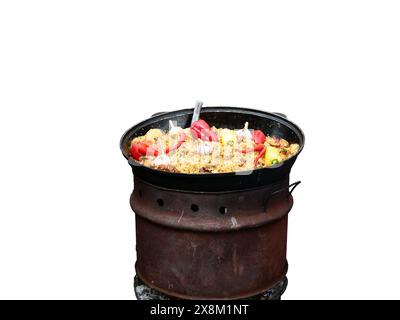 Flammender Grillgrill mit kochender Mahlzeit auf weißem Hintergrund. Stockfoto