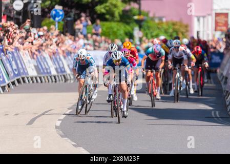 Lorena Wiebes sprintete 2024 beim RideLondon Classique Women's WorldTour Radrennen Stage Two in Maldon, Essex, Großbritannien Stockfoto