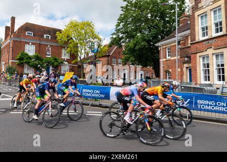 2024 RideLondon Classique Women's WorldTour Radrennen Stage Two in Maldon, Essex, Großbritannien. Radfahrer, die über den West Square in die High Street fahren Stockfoto