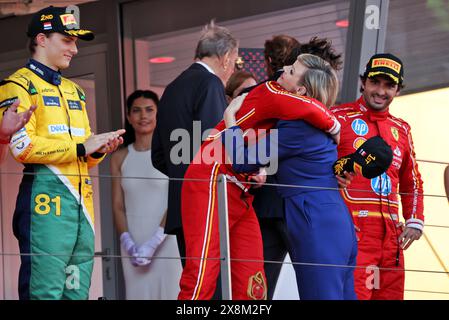 Rennsieger Charles Leclerc (MON) Ferrari feiert auf dem Podium mit Prinzessin Charlene von Monaco. 26.05.2024. Formel-1-Weltmeisterschaft, Rd 8, Grand Prix Von Monaco, Monte Carlo, Monaco, Wettkampftag. Das Foto sollte lauten: XPB/Alamy Live News. Stockfoto