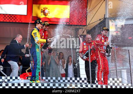 Monaco, Monte Carlo. Mai 2024. Das Podium: Frederic Vasseur (FRA) Ferrari Teamchef; Oscar Piastri (aus) McLaren, zweiter; Charles Leclerc (MON) Ferrari, Rennsieger; Carlos Sainz Jr (ESP) Ferrari, Dritter. Der HSH Prinz Albert von Monaco (MON) (links) sprüht auch den Champagner. 26.05.2024. Formel-1-Weltmeisterschaft, Rd 8, Grand Prix Von Monaco, Monte Carlo, Monaco, Wettkampftag. Das Foto sollte lauten: XPB/Alamy Live News. Stockfoto