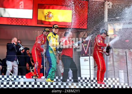 Monaco, Monte Carlo. Mai 2024. Das Podium: Frederic Vasseur (FRA) Ferrari Teamchef; Oscar Piastri (aus) McLaren, zweiter; Charles Leclerc (MON) Ferrari, Rennsieger; Carlos Sainz Jr (ESP) Ferrari, Dritter. Der HSH Prinz Albert von Monaco (MON) (links) sprüht auch den Champagner. 26.05.2024. Formel-1-Weltmeisterschaft, Rd 8, Grand Prix Von Monaco, Monte Carlo, Monaco, Wettkampftag. Das Foto sollte lauten: XPB/Alamy Live News. Stockfoto