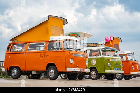 Scheveningen, Niederlande, 26.05.2024, Oldtimer-Wohnmobile von Volkswagen mit Dachzelten auf der Aircooler Oldtimer-Messe Stockfoto