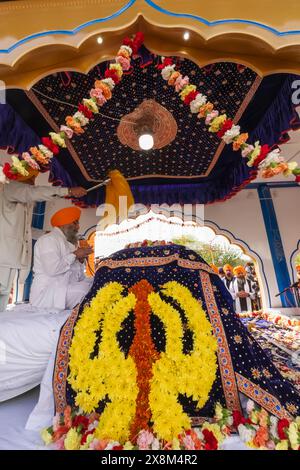 England, Kent, Gravesend, der Guru Nanak Darbar Gurdwara, das jährliche Vaisakhi aka Baisakhi Festival am 13. April, farbenfrohe Parade Float-Darstellung Stockfoto
