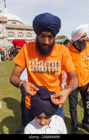 England, Kent, Gravesend, Guru Nanak Darbar Gurdwara, das jährliche Vaisakhi aka Baisakhi Festival am 13. April, Turban Tragen Lektion Stockfoto