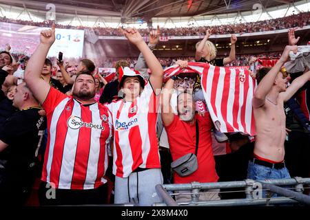 Fans von Southampton feiern die Promotion nach dem Play-off-Finale der Sky Bet Championship im Wembley Stadium in London. Bilddatum: Sonntag, 26. Mai 2024. Stockfoto