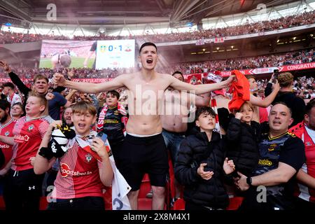 Fans von Southampton feiern die Promotion nach dem Play-off-Finale der Sky Bet Championship im Wembley Stadium in London. Bilddatum: Sonntag, 26. Mai 2024. Stockfoto