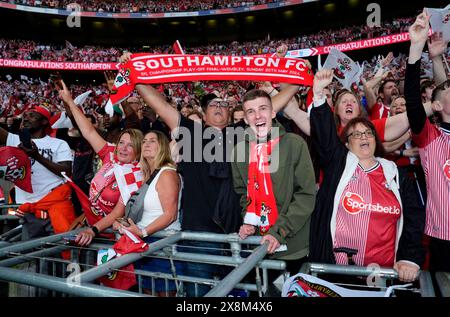 Fans von Southampton feiern die Promotion nach dem Play-off-Finale der Sky Bet Championship im Wembley Stadium in London. Bilddatum: Sonntag, 26. Mai 2024. Stockfoto