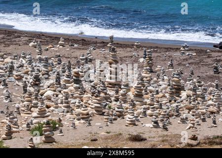 Felsenbalancierung wird auch als Steinstapel am White River, Akamas-Nationalpark, Republik Zypern, bezeichnet. Stockfoto