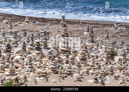 Felsenbalancierung wird auch als Steinstapel am White River, Akamas-Nationalpark, Republik Zypern, bezeichnet. Stockfoto