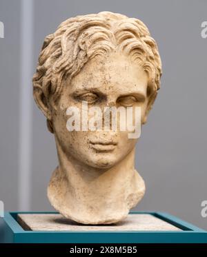 Berlin, Deutschland - 18. September 2019: Skulpturenbüste Alexanders des Großen im Berliner Museum. Statuenkopf auf der Kunstausstellung in Deutschland Stockfoto