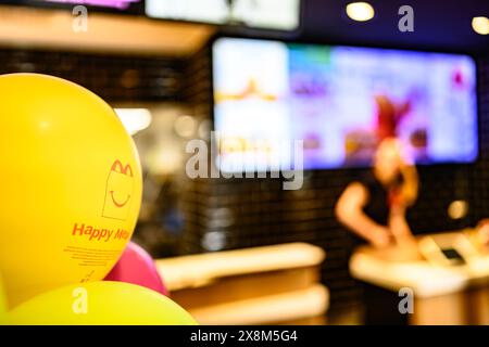 Berlin - 10. April 2023: Werbung für Happy Meal auf gelben Ballons in McDonald's Inside Stockfoto