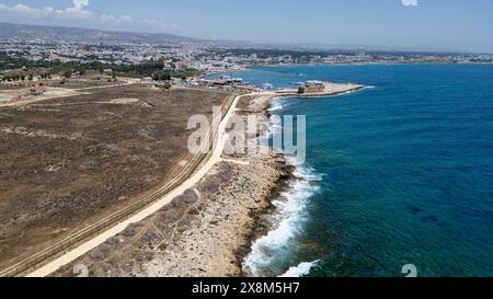 Drohnenansicht des Küstenweges und des Paphos Fort, Paphos, Zypern Stockfoto