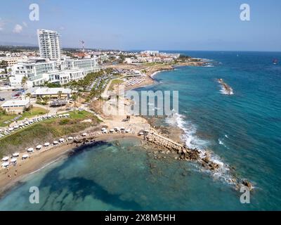 Drohnenblick auf den Antasia Beach Club und Sodap Beach, Paphos, Zypern Stockfoto