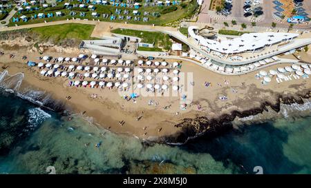 Drohnenblick auf den Antasia Beach Club und Sodap Beach, Paphos, Zypern Stockfoto