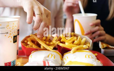 Poznan, Polen - 28. april 2024: Essen von Mom und junger Tochter im McDonald's Stockfoto