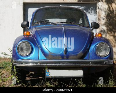 Bukarest, Rumänien - 2. Oktober 2022: Blauer Volkswagen Käfer vor einem Garagentor in Bukarest Stockfoto