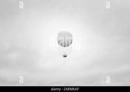 Beobachtungs-Heißluftballon bei bewölktem Himmel, schwarz-weiß Stockfoto