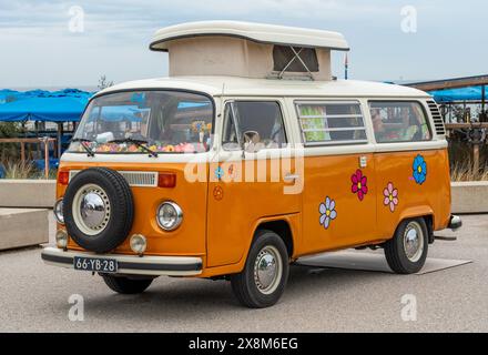 Scheveningen, Niederlande, 26.05.2024, Vintage Volkswagen Wohnmobil von 1976 mit Dachzelt auf der Aircooler Oldtimer-Messe Stockfoto