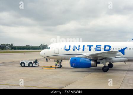 Houston, USA 14 04 21, United Airlines-Flugzeug hielt an einem bewölkten Tag auf Asphalt und parkte, keine Flüge, keine Leute Stockfoto