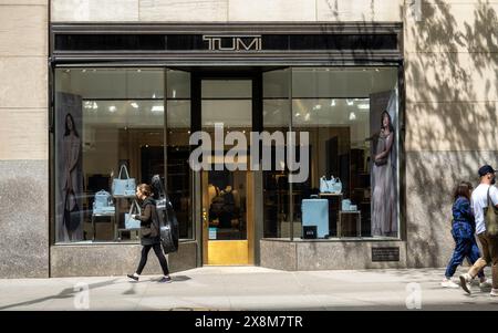 Tumi ist ein elegantes Gepäckgeschäft im Rockefeller Center, 2024, New York City, USA Stockfoto