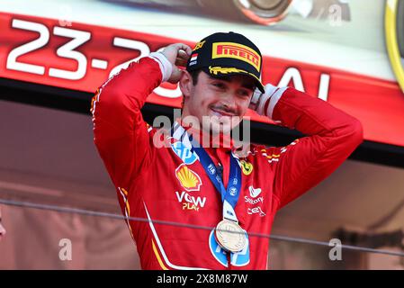 Monte Carlo, Monaco. Mai 2024. Rennsieger Charles Leclerc (MON) Ferrari feiert auf dem Podium. Formel-1-Weltmeisterschaft, Rd 8, großer Preis von Monaco, Sonntag, 26. Mai 2024. Monte Carlo, Monaco. Quelle: James Moy/Alamy Live News Stockfoto
