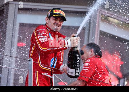 Monte Carlo, Monaco. Mai 2024. Rennsieger Charles Leclerc (MON) Ferrari feiert auf dem Podium. Formel-1-Weltmeisterschaft, Rd 8, großer Preis von Monaco, Sonntag, 26. Mai 2024. Monte Carlo, Monaco. Quelle: James Moy/Alamy Live News Stockfoto