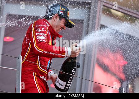 Monte Carlo, Monaco. Mai 2024. Rennsieger Charles Leclerc (MON) Ferrari feiert auf dem Podium. Formel-1-Weltmeisterschaft, Rd 8, großer Preis von Monaco, Sonntag, 26. Mai 2024. Monte Carlo, Monaco. Quelle: James Moy/Alamy Live News Stockfoto