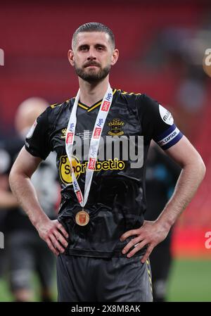 London, Großbritannien. Mai 2024. Jack Stephens aus Southampton mit seiner Medaille während des Sky Bet Championship Matches im Wembley Stadium, London. Der Bildnachweis sollte lauten: David Klein/Sportimage Credit: Sportimage Ltd/Alamy Live News Stockfoto