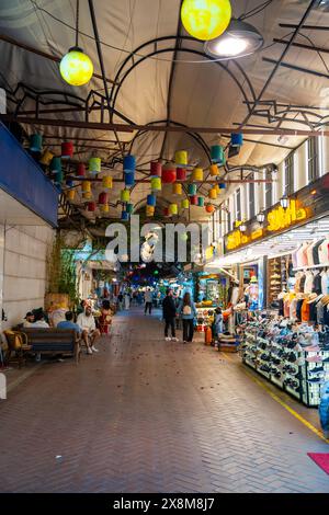 Fethiye, Türkei - 11. Mai 2023: Altstadt in Fethiye oder Paspatur Fußgängerzone mit kleinen Geschäften und Restaurants, Türkei Stockfoto