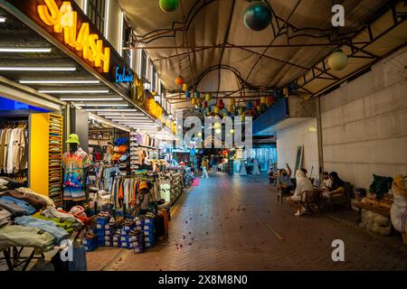 Fethiye, Türkei - 11. Mai 2023: Altstadt in Fethiye oder Paspatur Fußgängerzone mit kleinen Geschäften und Restaurants, Türkei Stockfoto