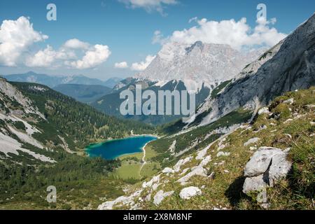 Blick von der Ehrwalder Alm auf die berühmte Zugspitze mit dem Seebensee im Vordergrund. Stockfoto