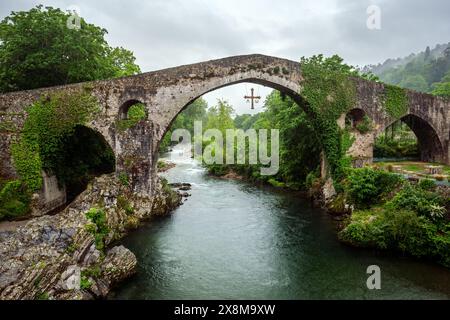 Majestätische Römische Brücke in Cangas de Onis: Eine historische Stätte mit mittelalterlicher Kunst und landschaftlicher Schönheit in Nordspanien Stockfoto