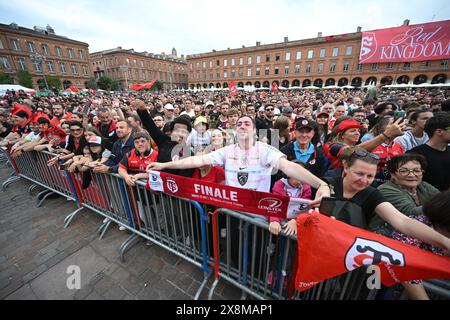 Toulouse, Frankreich. Mai 2024. © PHOTOPQR/LA DEPECHE DU MIDI/MICHEL VIALA ; TOULOUSE ; 26/05/2024 ; DDM-MICHEL VIALA PLACE DU CAPITOLE LE RETOUR DU Stade TOULOUSAIN AVEC LA CHAMPIONS CUP die Spieler von Stade Toulousain halten am 26. Mai 2024 in Toulouse, Südwestfrankreich, die Pokale des Champions Cup. Quelle: MAXPPP/Alamy Live News Stockfoto