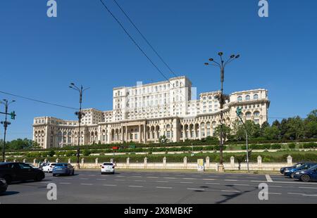 Bukarest, Rumänien. Mai 2024. Außenansicht des parlamentsgebäudes im Stadtzentrum Stockfoto