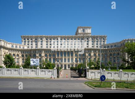 Bukarest, Rumänien. Mai 2024. Außenansicht des parlamentsgebäudes im Stadtzentrum Stockfoto