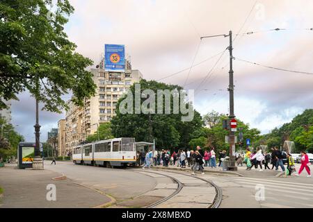 Bukarest, Rumänien. Mai 2024. Die Straßenbahnhaltestelle am Unirii-Platz im Stadtzentrum Stockfoto