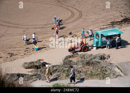 Bigbury on Sea, South Devon, England, Großbritannien. 20.05.2024. Überblick über den Strand bei Ebbe mit einem Coffee Mobile Shop am Strand. Stockfoto