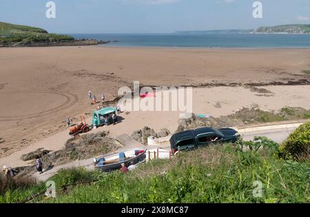 Bigbury on Sea, South Devon, England, Großbritannien. 20.05.2024. Überblick über den Strand bei Ebbe mit einem Autoschlepper auf Zufahrtsstraße, Meer, Meer, Stockfoto