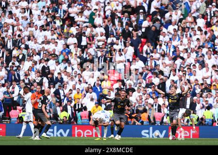 Wembley Stadium, London, Großbritannien. Mai 2024. EFL Championship Play Off Football Final, Leeds United gegen Southampton; Taylor Harwood-Bellis aus Southampton feiert Promotion bei Vollzeit Credit: Action Plus Sports/Alamy Live News Stockfoto