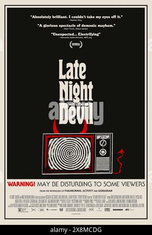 Late Night with the Devil (2023) von Cameron Cairnes und Colin Cairnes mit David Dastmalchian, Laura Gordon und Ian Bliss. Eine Live-TV-Sendung im Jahr 1977 geht schrecklich schief und setzt das Böse in die Wohnzimmer der Nation. US-Poster mit einem Blatt ***NUR FÜR REDAKTIONELLE ZWECKE***. Quelle: BFA/IFC Films Stockfoto