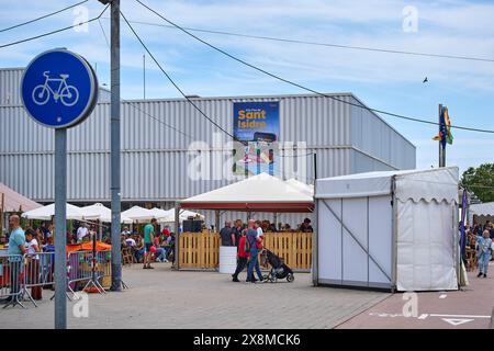 Viladecans, Barcelona, Spanien - 26. Mai 2024: Besucher nehmen an den Festlichkeiten im Freien auf der Messe Sant Isidro Teil, mit temporären Sitzplätzen und festlicher Atmosphäre Stockfoto