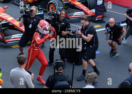 Charles Leclerc von Monaco und Ferrari feiert seinen Sieg in der Startaufstellung beim Formel 1 Grand Prix von Monaco am 26. Mai 2024 auf dem Circuit de Monaco in Monte-Carlo, Monaco. Foto: Laurent Zabulon/ABACAPRESS. COM Credit: Abaca Press/Alamy Live News Stockfoto