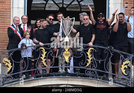 Toulouse, Frankreich. Mai 2024. © PHOTOPQR/LA DEPECHE DU MIDI/MICHEL VIALA ; TOULOUSE ; 26/05/2024 ; DDM-MICHEL VIALA PLACE DU CAPITOLE LE RETOUR DU Stade TOULOUSAIN AVEC LA CHAMPIONS CUP die Spieler von Stade Toulousain halten am 26. Mai 2024 in Toulouse, Südwestfrankreich, die Pokale des Champions Cup. Quelle: MAXPPP/Alamy Live News Stockfoto