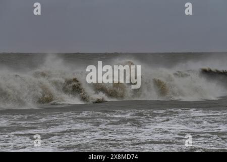 Dhaka, Bangladesch. Mai 2024. Kuakata Sea Beach, am Rande von Patuakhali, am 26. Mai 2024, während des Sturms Remal. Quelle: SOPA Images Limited/Alamy Live News Stockfoto