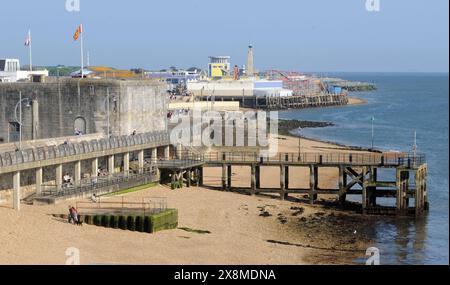 ENGLAND COASTAL PATH, SQUARE TOWER, VICTORIA PIER, SALLYPORT UND CLARENCE PIER VOM ROUND TOWER, OLD PORTSMOUTH, 2024 PIC MIKE WALKER 2024 Stockfoto