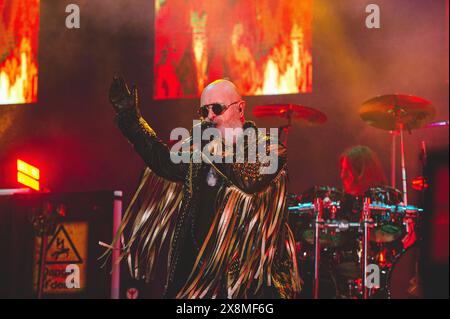 Eine Reihe von elektrisierenden Fotos von Judas Priest live, die den legendären Heavy Metal-Stil, die dramatische Beleuchtung und die intensive Performance-Energie hervorheben. Stockfoto