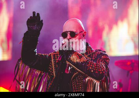 Eine Reihe von elektrisierenden Fotos von Judas Priest live, die den legendären Heavy Metal-Stil, die dramatische Beleuchtung und die intensive Performance-Energie hervorheben. Stockfoto