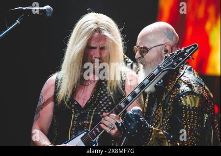 Eine Reihe von elektrisierenden Fotos von Judas Priest live, die den legendären Heavy Metal-Stil, die dramatische Beleuchtung und die intensive Performance-Energie hervorheben. Stockfoto